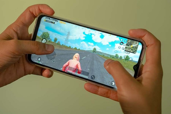 A close-up of a chip

Description automatically generated