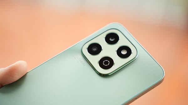 A person holding a cell phone

Description automatically generated