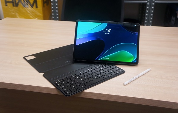 A tablet on a table
Description automatically generated