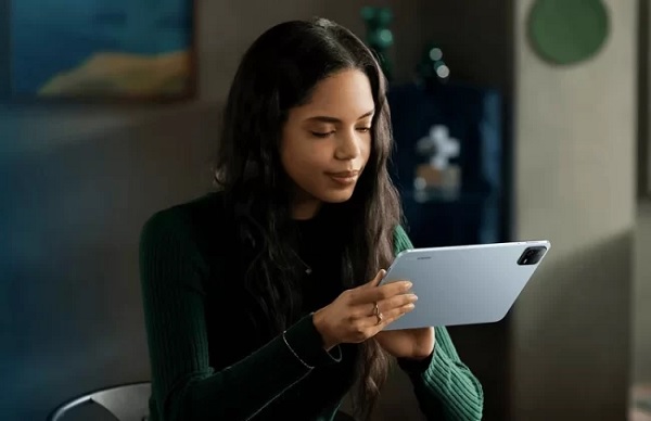 A tablet with colorful design on the screen
Description automatically generated