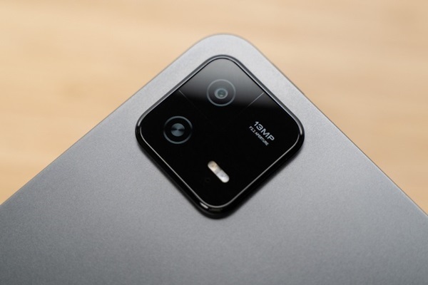 A camera on a cell phone
Description automatically generated