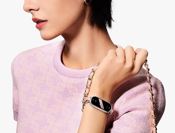 A person wearing a smart watch
Description automatically generated