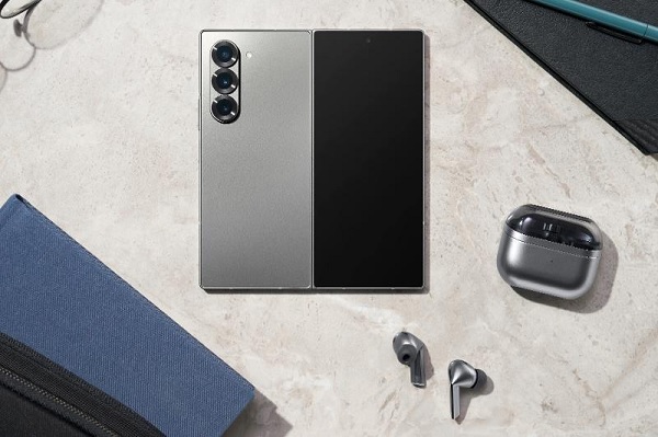 A group of white and black wireless earbuds

Description automatically generated