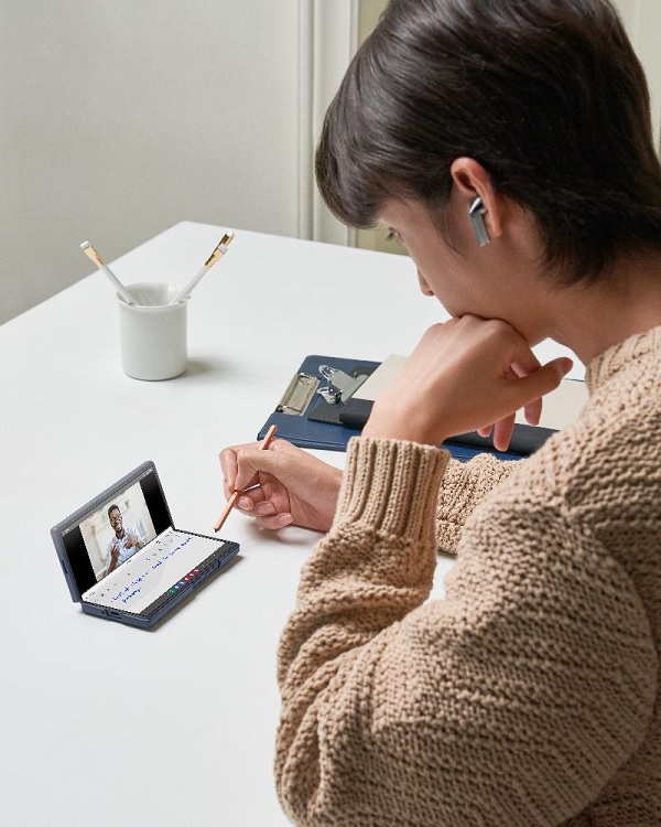 A person with her hand on her shoulder

Description automatically generated