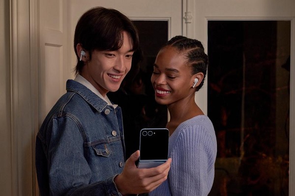 A person and person looking at a cellphone

Description automatically generated