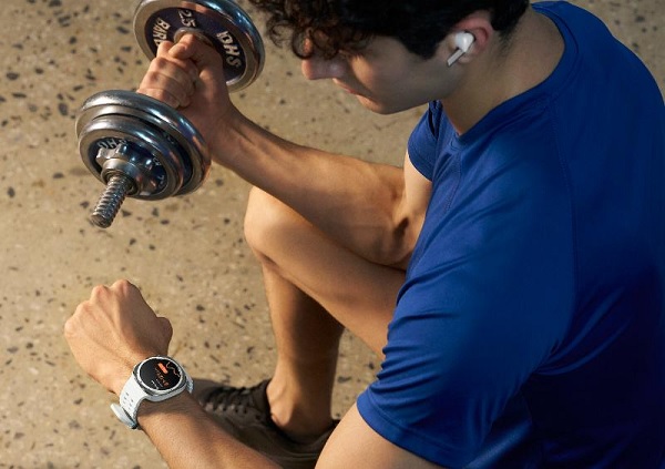 A person lifting a dumbbell

Description automatically generated