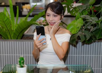 Khám phá thế giới cùng Galaxy Z Flip6 – Người bạn đồng hành hoàn hảo cho những chuyến du lịch một mình