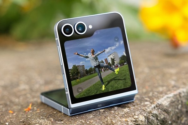 A cell phone with a screen
Description automatically generated