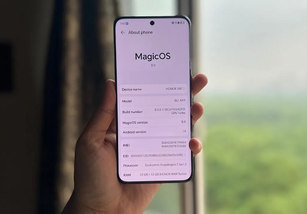 A person holding a cell phone
Description automatically generated