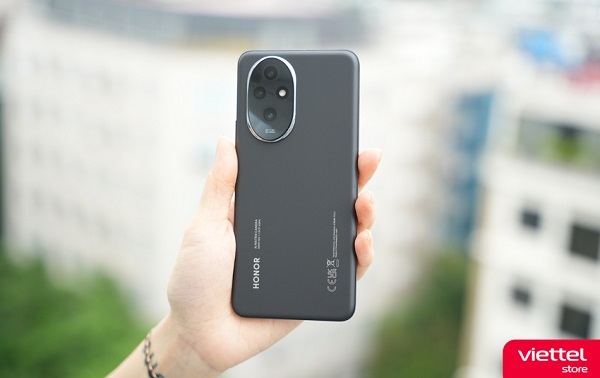 A hand holding a cell phone
Description automatically generated