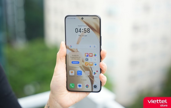 A hand holding a cell phone
Description automatically generated