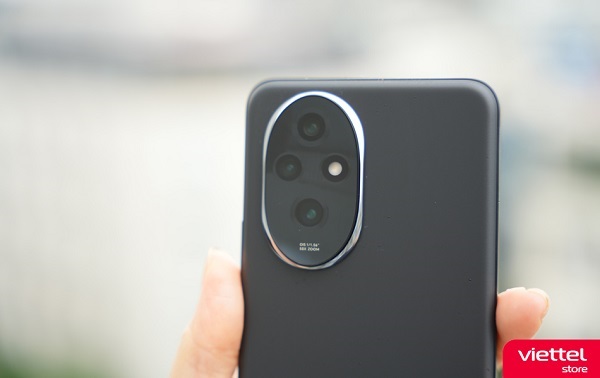 A hand holding a phone with a camera on it
Description automatically generated