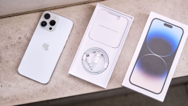 iPhone 14 và iPhone 14 Pro Max màu trắng bạc