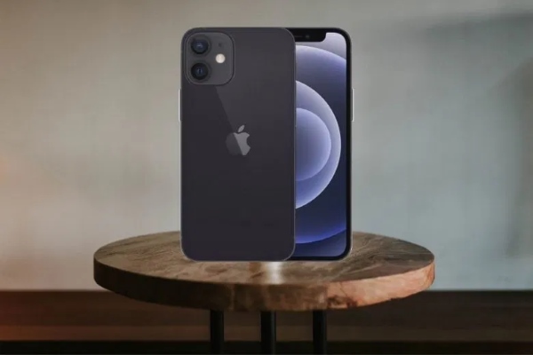 Thiết kế màu đen sang trọng và tinh tế của iPhone 12
