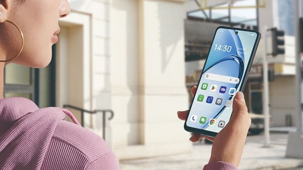 A person holding a cell phone

Description automatically generated