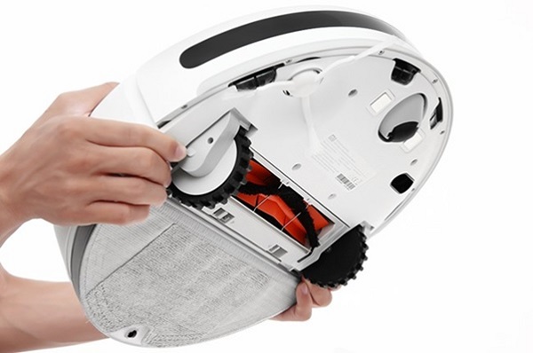 A person holding a vacuum cleaner

Description automatically generated