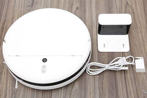 A white robot vacuum cleaner

Description automatically generated