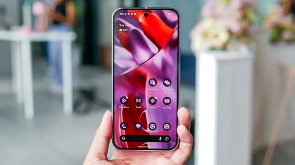 A hand holding a cell phone
Description automatically generated