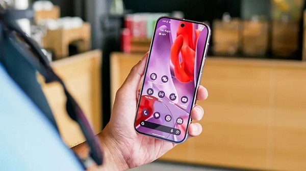 A person holding a cell phone
Description automatically generated