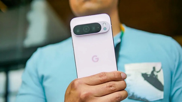 A person holding a cell phone
Description automatically generated