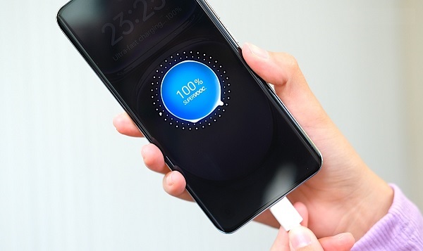 A hand holding a phone
Description automatically generated