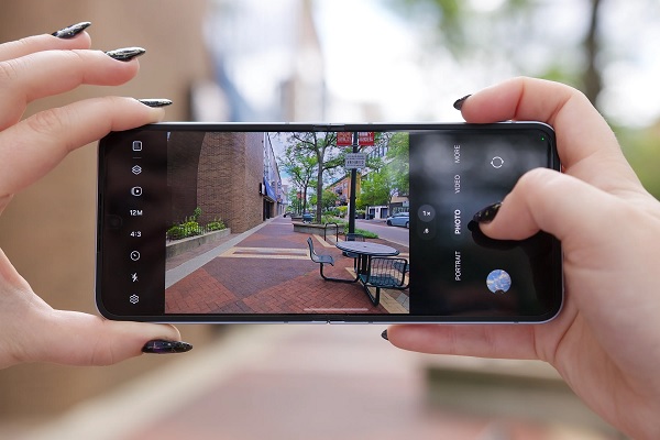 A person taking a picture of himself

Description automatically generated