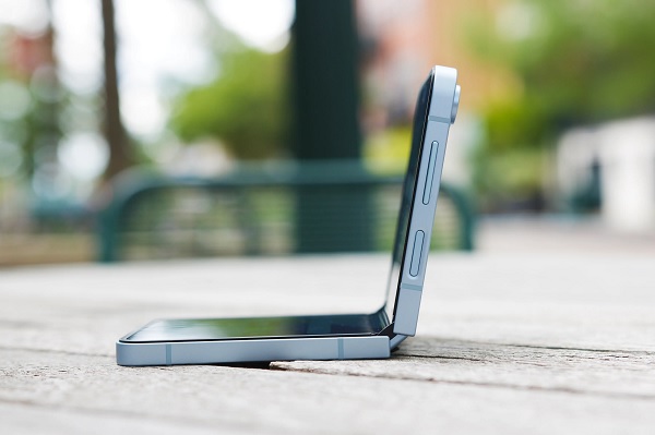 A cell phone in the grass

Description automatically generated