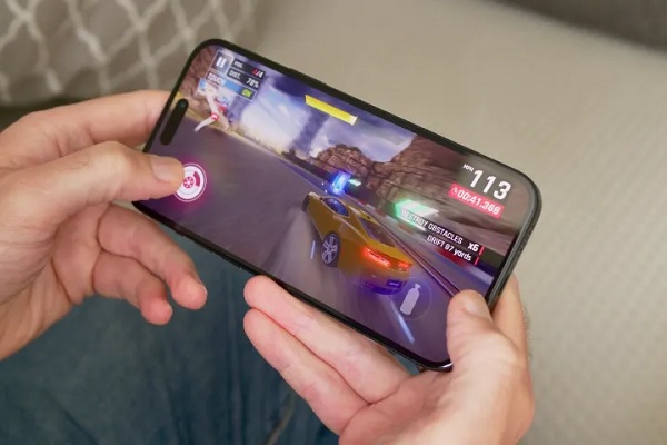 Hands holding a cell phone with a video game on it

Description automatically generated