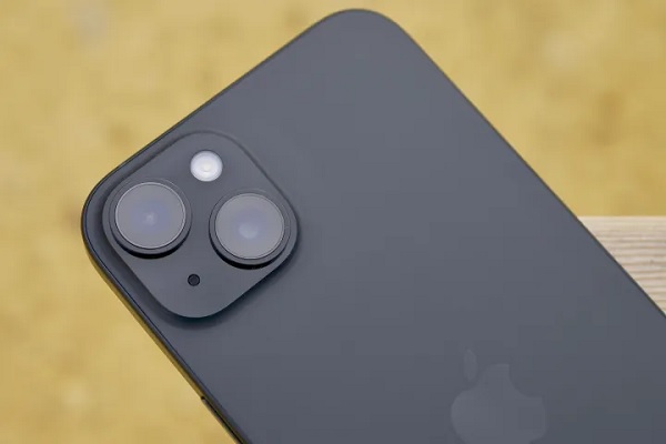 A pink cell phone with two cameras

Description automatically generated