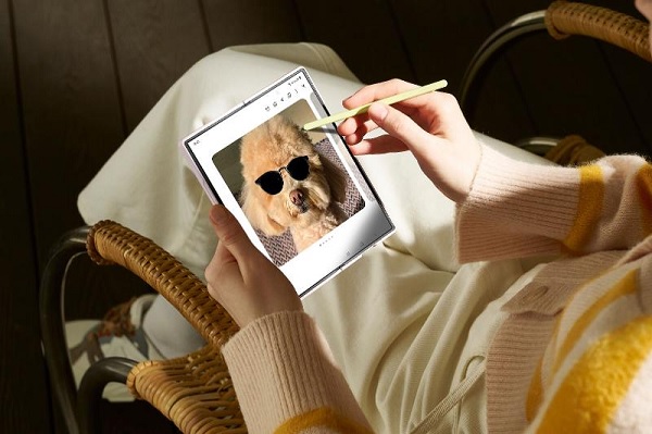 A person taking a selfie
Description automatically generated