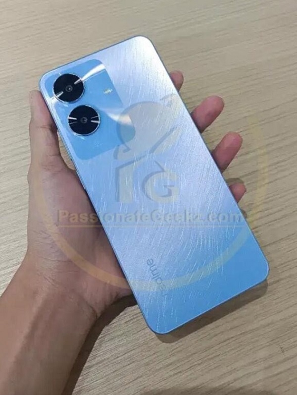 A hand holding a cell phone

Description automatically generated