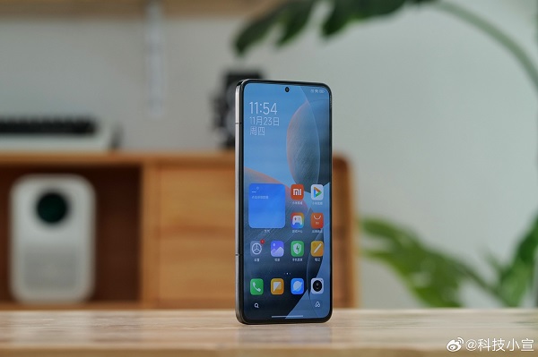 A cell phone on a table

Description automatically generated