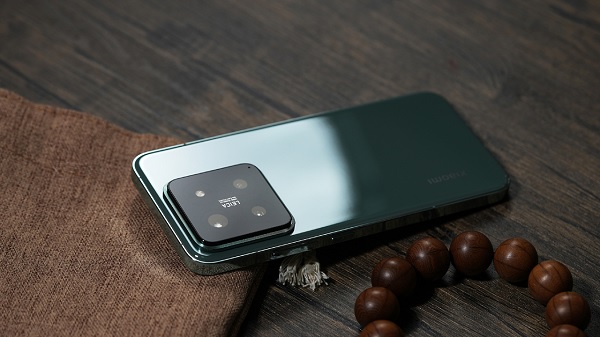 A cell phone with a camera

Description automatically generated