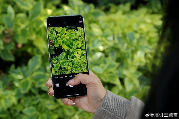 A hand holding a cell phone

Description automatically generated