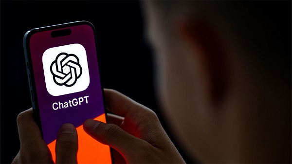 A person holding a phone
Description automatically generated