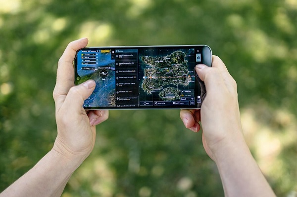 A hand holding a cell phone
Description automatically generated