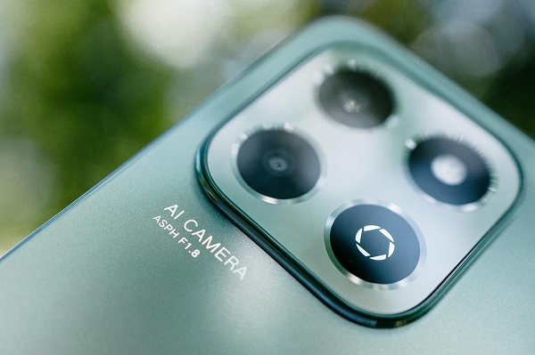 A close up of a camera
Description automatically generated