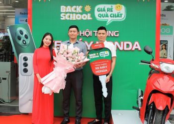 Viettel Store trao thưởng cho khách hàng trúng xe máy Honda