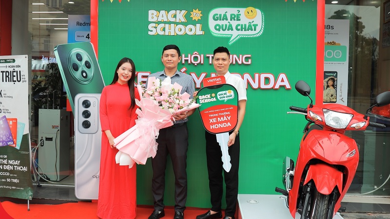 Viettel Store trao thưởng cho khách hàng trúng xe máy Honda