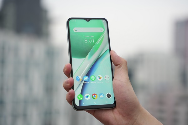 A hand holding a cellphone
Description automatically generated