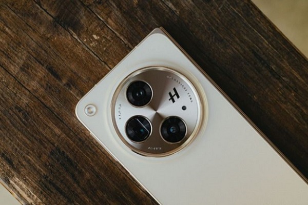 A white cell phone with three lenses
Description automatically generated