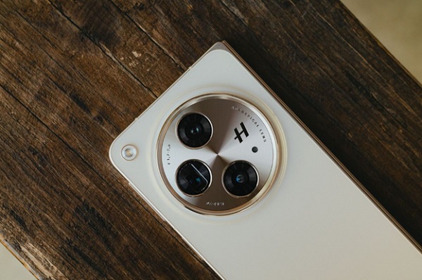 A white cell phone with three lenses
Description automatically generated