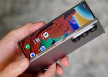 Lộ ảnh chụp thực tế Galaxy Z Fold Special Edition: Thiết kế siêu mỏng, mặt lưng phay xước