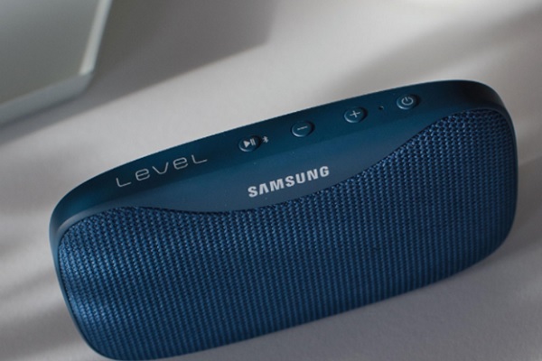 A blue speaker on a white surface

Description automatically generated