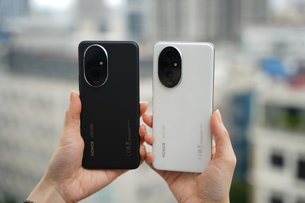 A hand holding a cell phone
Description automatically generated