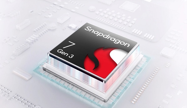 A hand holding a cell phone
Description automatically generated