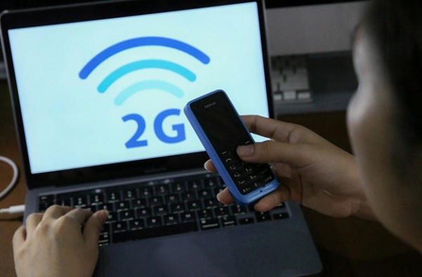 A person using a cell phone and a computer

Description automatically generated