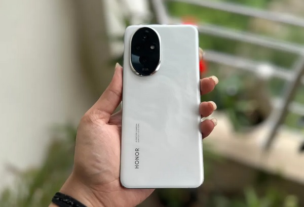 A person holding a white rectangular device
Description automatically generated