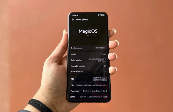 A hand holding a cell phone
Description automatically generated