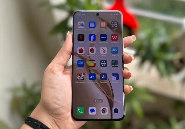 A hand holding a cell phone
Description automatically generated